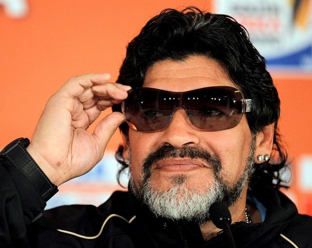 Diego Maradona na archivním snímku jako trenér argentinské fotbalové reprezentace před zápasem proti Řecku na mistrovství světa 2010. Jeden z nejlepších hráčů fotbalové historie zemřel necelý měsíc po šedesátých narozeninách.