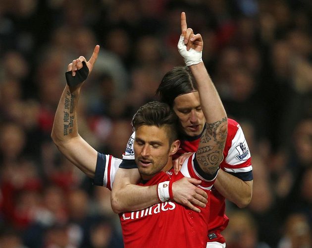 Tomáš Rosický slaví gól Arsenalu proti West Hamu na zádech autora vítězné trefy Oliviera Girouda.