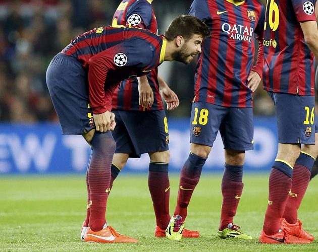 Barcelonský stoper Gerard Piqué vstává z trávníku s bolestivou grimasou, kvůli zranění byl vystřídán již ve 12. minutě.