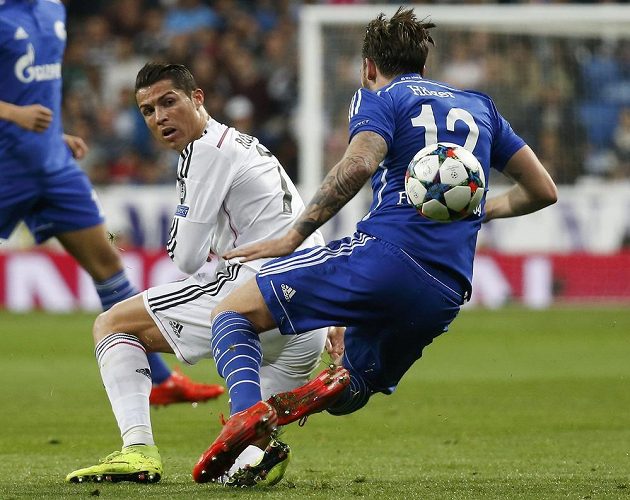Fotbalista Realu Madrid Cristiano Ronaldo (vlevo) v soubji s Markem Hogerem ze Schalke v Lize mistrů.