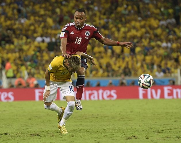 Kolumbijec Juan Camilo Zúňiga takhle v závěru čtvrtfinále atakoval Brazilce Neymara.