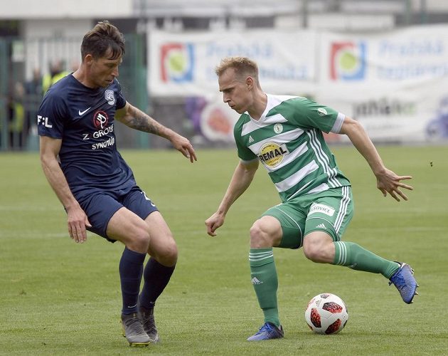 Filip Hološko ze Slovácka a Lukáš Pokorný z Bohemians v akci během nejvyšší soutěže fotbalistů.