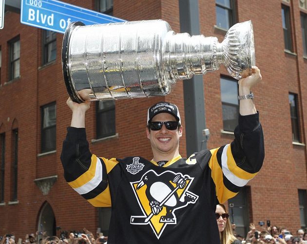 Kapitán Sidney Crosby (87) při oslavách triumfu se Stanley cupem v Pittsburghu.