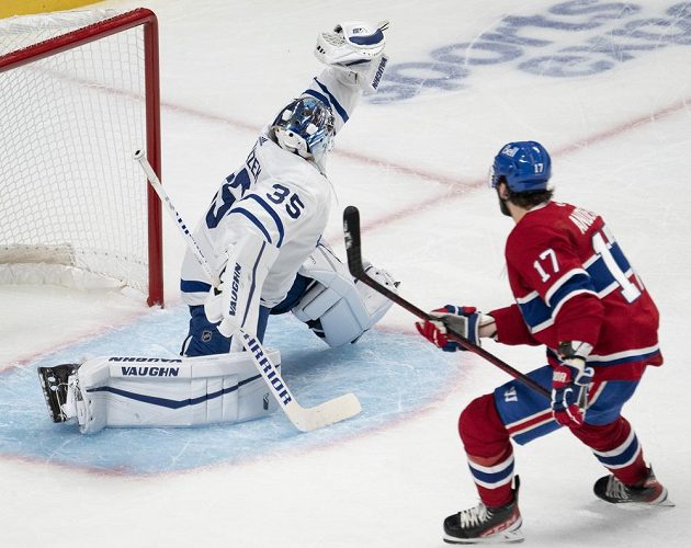 Brankář Toronta Petr Mrázek parádním zákrokem zlikvidoval šanci montrealského Joshe Andersona.