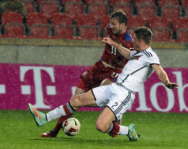 Útočník české jednadvacítky Michael Krmenčík (vlevo) a německý bek Dominique Heintz.