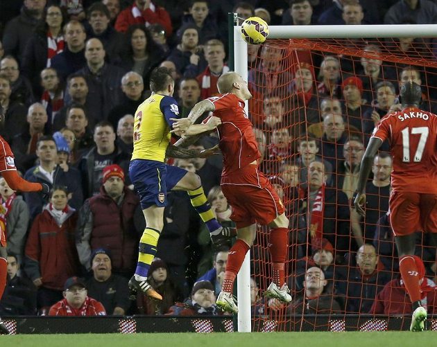 Zadák Arsenalu Mathieu Debuchy (vlevo) střílí přes obránce Liverpoolu Martina Škrtela vyrovnávací gól.