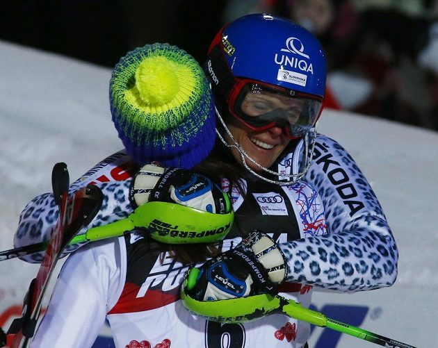 Vítězná Slovenka Veronika Velez-Zuzulová (vpravo) objímá v cíli slalomu v Záhřěbu svoji stříbrnou krajanku Petru Vlhovou.
