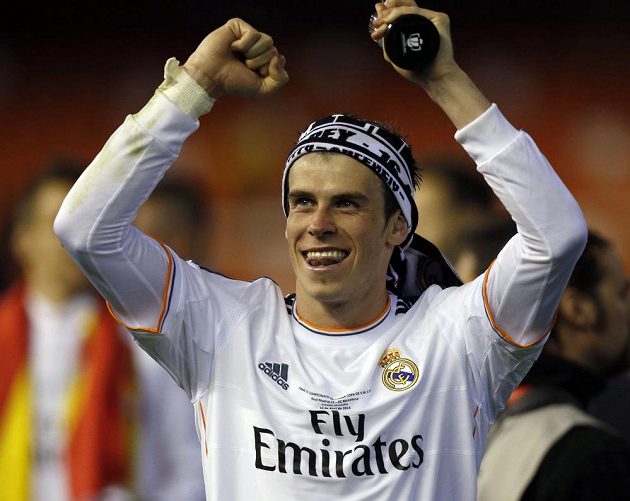 Hrdina. Gareth Bale zastínil barcelonského Lionela Messiho a dotáhl Real Madrid k první letošní trofeji.