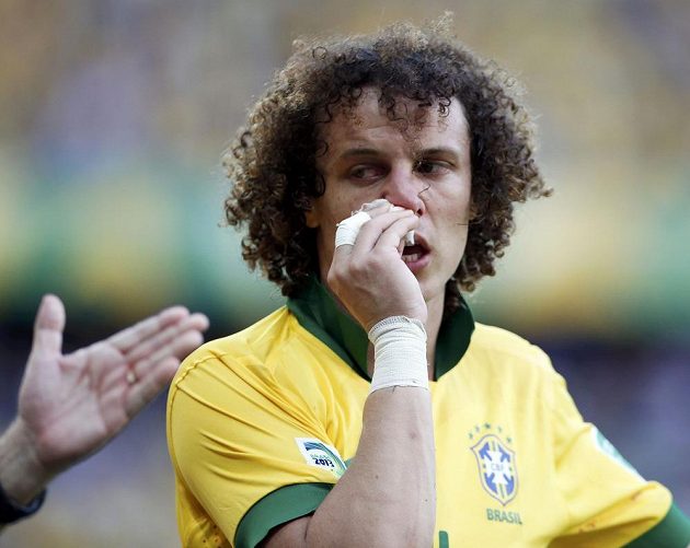 Brazilec David Luiz se pokuší zstavit krev tekoucí z nosu v utkání Poháru FIFA proti Mexiku.