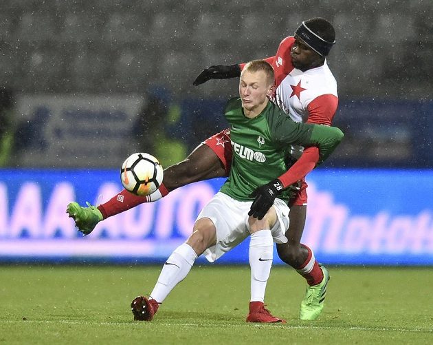 Ondřej Mihálik (vlevo) z Jablonce v tvrdém souboji s Michaelem Ngadeuem ze Slavie.