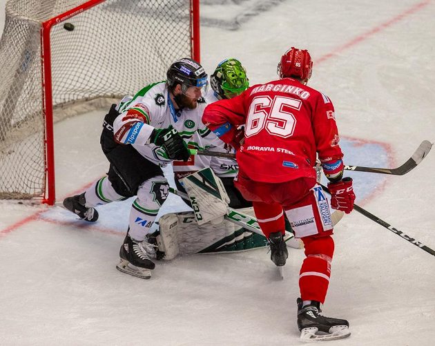 Zleva Petr Šidlík z Mladé Boleslavi, brankář Mladé Boleslavi Jan Růžička a Tomáš Marcinko z Třince.