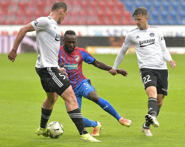 Oleksandr Azackij ze Zlína, Joel Ngandu Kayamba z Plzně a Lukáš Bartošák ze Zlína.