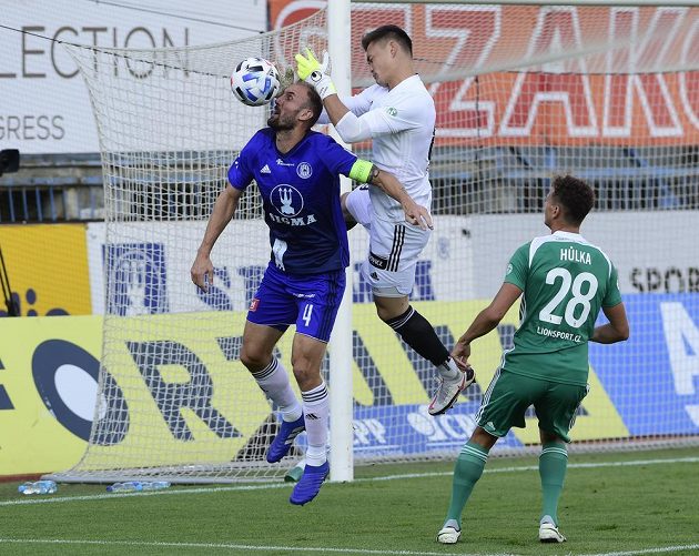 Zleva Roman Hubník z Olomouce v souboji s brankářem Bohemians Patrikem Le Giangem. Přihlíží Lukáš Hůlka z Bohemians.
