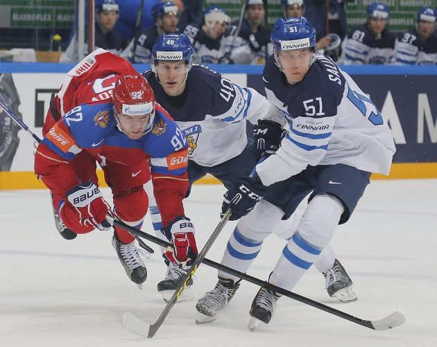 Fin Tomi Sallinen (vpravo) zastavuje ruského hráče Jevgenije Kuzněcova v semifinále MS.