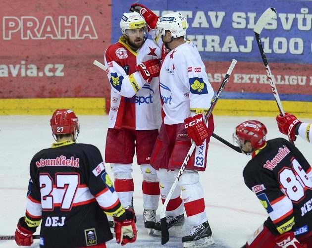 Střelec Slavie Jaroslav Bednář (vpravo) se raduje s Petrem Kadlecem z branky do sítě Hradce Králové.