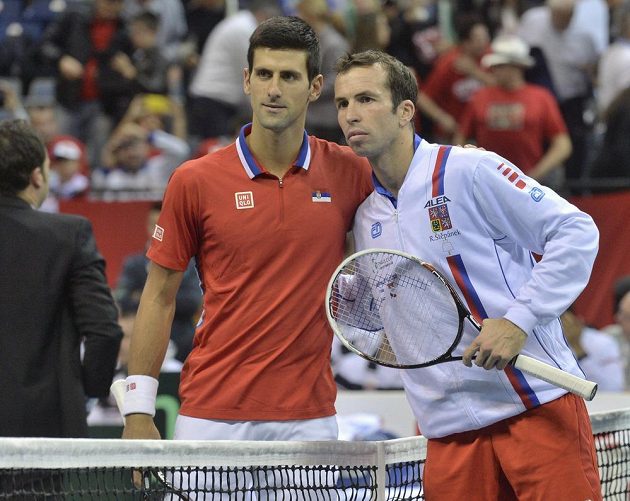 Srbský tenista Novak Djokovič (vlevo) a Radek Štěpánek před vzájemným daviscupovým utkáním v Bělehradě v roce 2013.