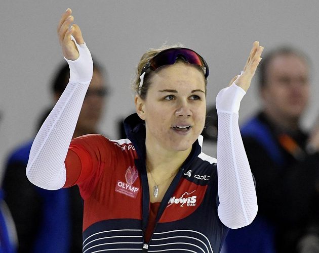 Karolína Erbanová se raduje! V Heerenveenu se stala rychlobruslařskou mistryní Evropy ve sprinterském víceboji.