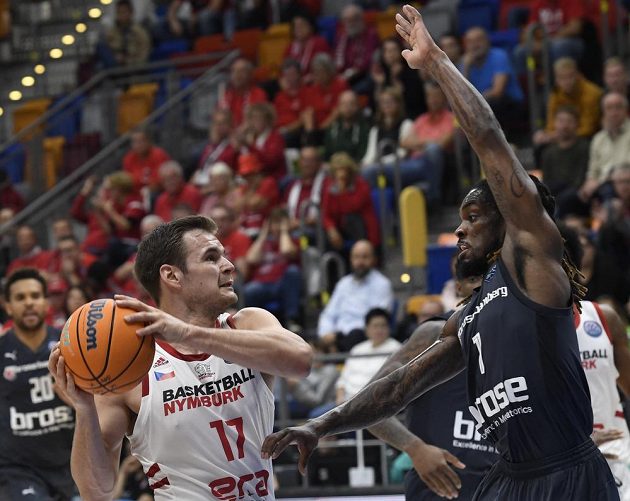 Zleva Jaromír Bohačík z Nymburka a Paris Lee z Bambergu během utkání 1. kola skupiny C basketbalové Ligy mistrů.