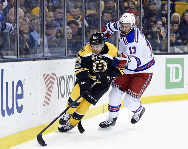 Český útočník Bostonu David Krejčí se snaží prosadit v utkání NHL s New York Rangers. Brání mu Kevin Hayes.