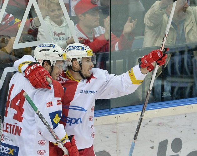 Michal Poletin ze Slavie a střelec David Skokan se radují z gólu proti Kometě Brno.