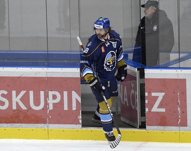 Jaromír Jágr z Kladna odchází z trestné lavice v úvodním duelu play off s Přerovem.