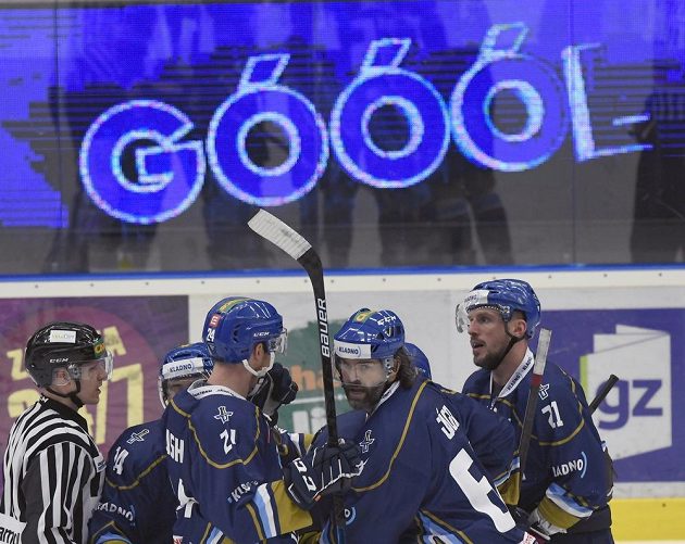 Kladenští hráči se radují z gólu proti Přerovu v úvodním duelu play off, druhý zprava je Jaromír Jágr.