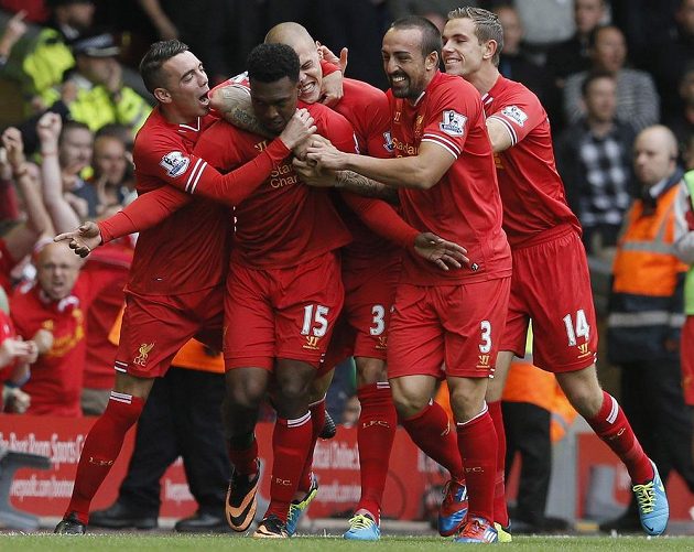 Fotbalisté Liverpoolu se radují z branky Daniela Sturridge (15) proti Manchesteru United.