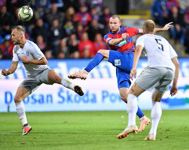 Kanonýr Viktorie Plzeň Michael Krmenčík zakončuje během utkání se Spartou. Zabránit se mu snaží letenští stopeři Kaya i Radakovič.