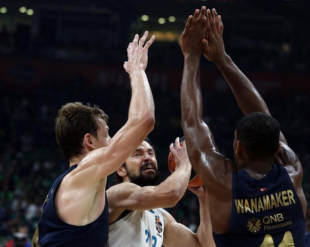 Pivot Fenerbahce Jan Veselý (vlevo) se snaží zabránit ve střelbě Sergiu Llullovi z Realu Madrid ve finále Euroligy.