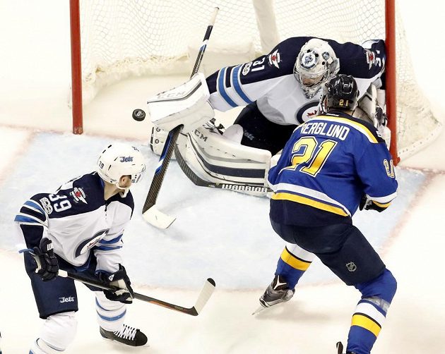 Gólman Winnipeg Jets Ondřej Pavelec vyráží puk v utkání NHL proti St. Louis Blues.