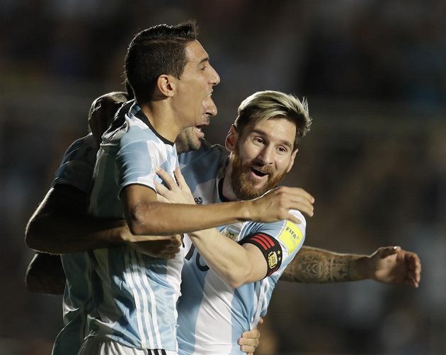 Angel Di María (vlevo) se raduje společně s Lionelem Messim z gólu proti Kolumbii.