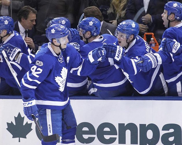 Obránce Toronta Roman Polák se raduje se spoluhráči z gólu v utkání proti Bostonu. Na ledě přijímá gratulace autor branky Tyler Bozak.