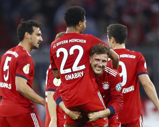 Fotbalisté Bayernu Mnichov až po velkém boji postoupili do semifinále Německého poháru. Bavorský favorit v dramatickém čtvrtfinálovém utkání doma v dlouhém oslabení udolal druholigový Heidenheim 5:4.