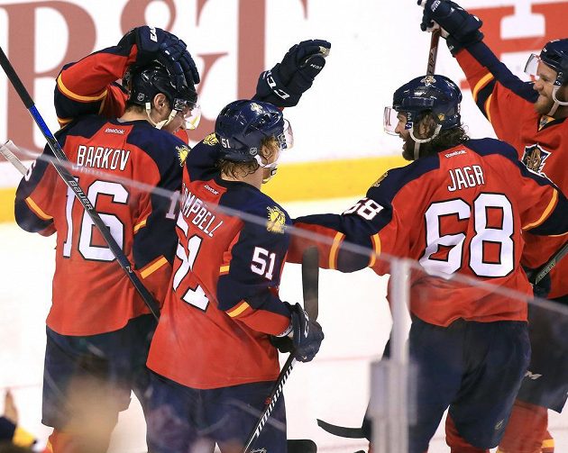 Hokejisté Floridy slaví gól Aleksandera Barkova (16). Jsou mezi nimi Brian Campbell (51), Jaromír Jágr (68) a Jonathan Huberdeau (vpravo).¨