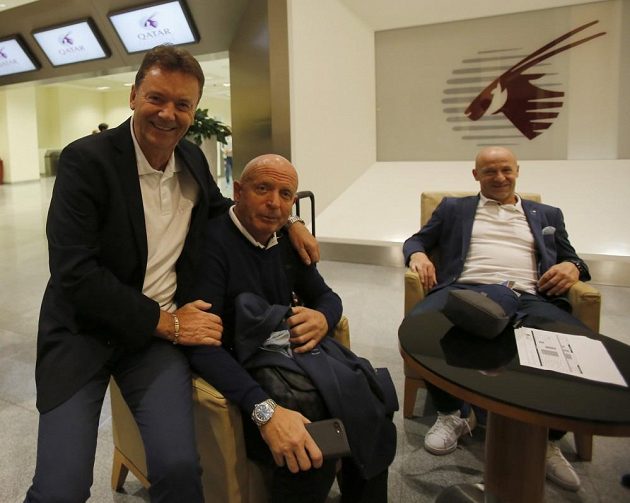 Místopředseda fotbalové asociace Roman Berbr a trenér reprezentace Karel Jarolím byli před odletem do Dauhá zjevně v dobrém rozmaru.