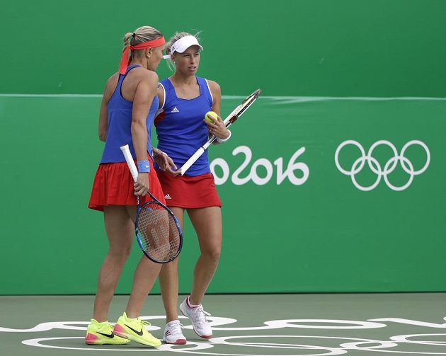 Lucie Hradecká (vlevo) a Andrea Hlaváčková během čtvrtfinálového duelu čtyřhry s Ruskami Světlanou Kuzněcovovou a Dariou Kasatkinovou.