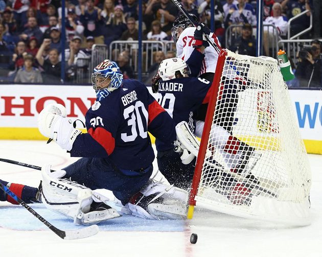 Útočník USA Justin Abdelkader (89) natlačil do brány Sidneyho Crosbyho (87) z Kanady. Brankář Ben Bishop (30) kontroluje, kde je puk.