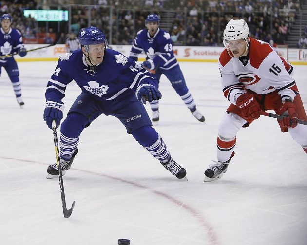 Torontský bek Morgan Rielly (44) a útočník Caroliny Andrej Nestrašil (15).