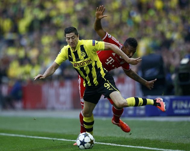 Fotbalista Borussie Dortmund Robert Lewandowski (vlevo) stíhaný Jeromem Boatengem ve finále Ligy mistrů ve Wembley.