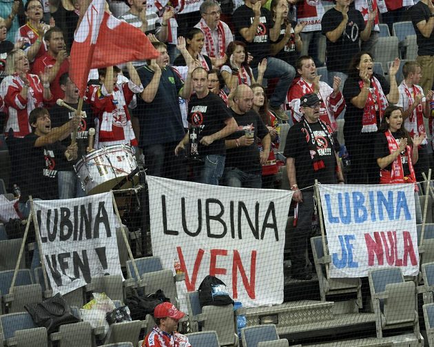Slavia sice vyhrála tři ze čtyř úvodních zápasů nového ročníku extraliga, někteří její fanoušci však přesto žádají odchod trenéra Ladislava Lubiny.