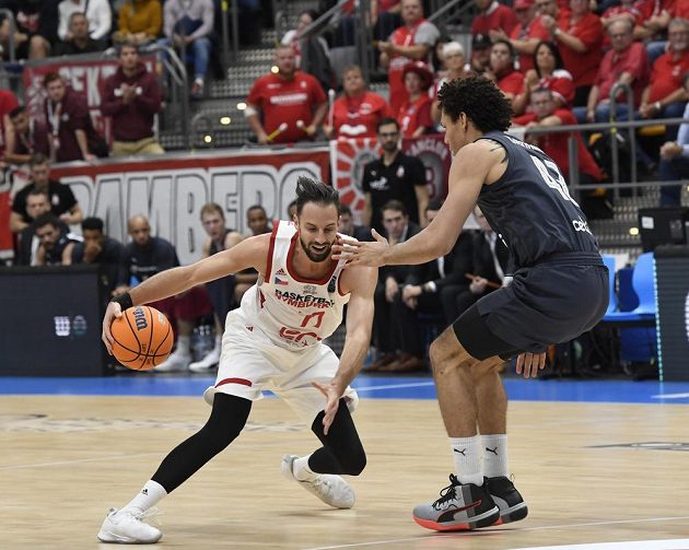 Vojtěch Hruban z Nymburka a Michael Carrera z Bambergu v akci během utkání 1. kola skupiny C basketbalové Ligy mistrů.