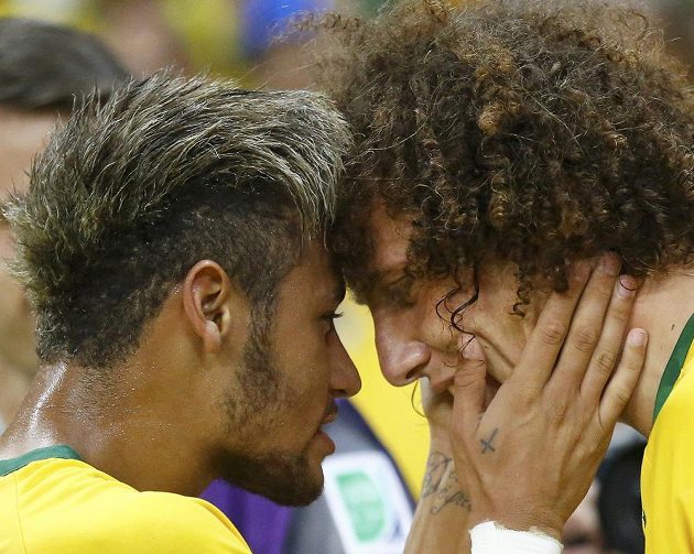 Neymar ve chvílích, kdy blahopřál Davidu Luizovi k druhé brazilské brance ve čtvrtfinále s Kolumbií.