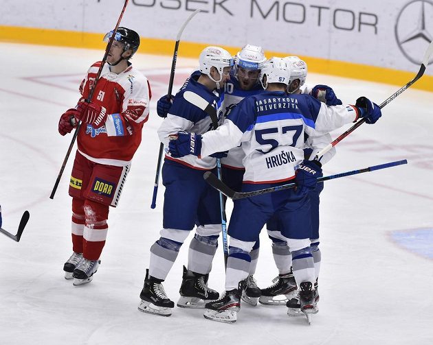 Radost hokejistů brněnské Komety v utkání s Olomoucí.