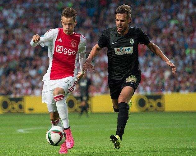 Talentovaný ofenzivní hráč Ajaxu Václav Černý (vlevo) v souboji s jabloneckým Filipem Novákem.