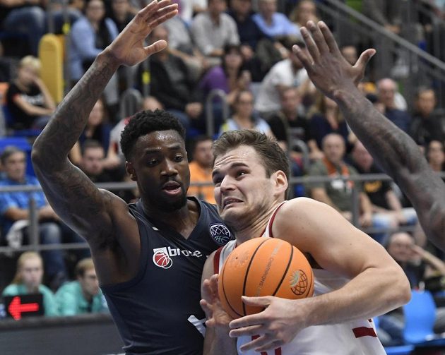 Tre' McLean z Bambergu a Jaromír Bohačík z Nymburka během utkání 1. kola skupiny C basketbalové Ligy mistrů.