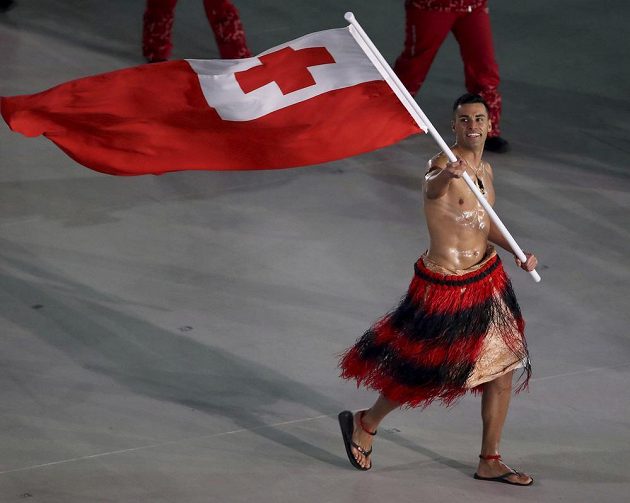 Pita Taufatofua z Tonga nastupuje na plochu stadiónu při slavnostním zahájení olympijských her.