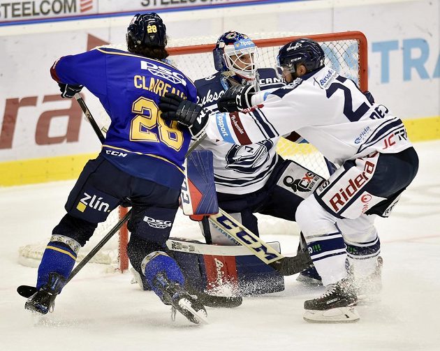 Valentin Claireaux ze Zlína, brankář Vítkovic Miroslav Svoboda a Rastislav Dej z Vítkovic v akci během extraligového utkání.