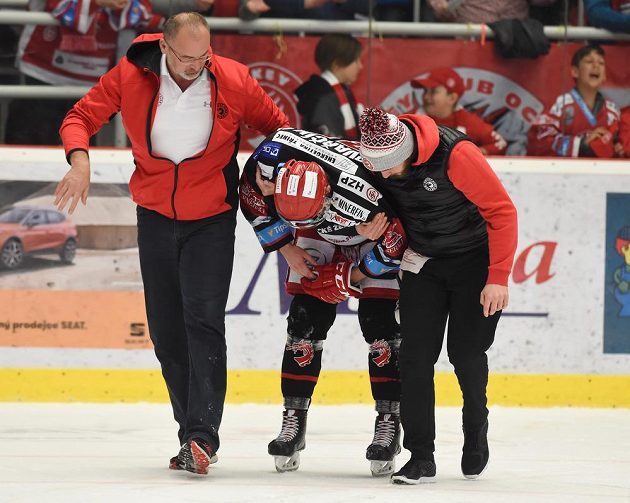 Semifinále play off hokejové extraligy - 6. zápas: HC Oceláři Třinec - Mountfield Hradec Králové, 8. dubna 2018 v Třinci. Zraněný Michal Kovařčík z Třince odjíždí za pomoci z hrací plochy.
