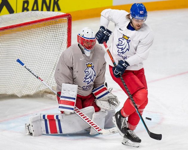 Forward Jiří Smejkal in front of goalkeeper Šimon Hrubec.