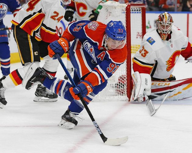 Útočník Edmontonu Oilers Ryan Nugent-Hopkins (93) v akci u branky Calgary, kterou střežil David Rittich (33).